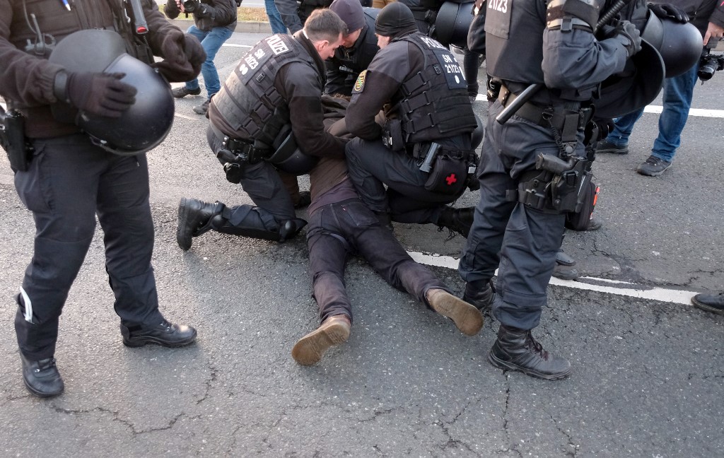 15 February 2020, Saxony, Dresden: Police arrest a participant of a protest action against a right-wing march. The reason for the demonstrations is the anniversary of the destruction of Dresden in 1945. Photo: Sebastian Willnow/dpa-Zentralbild/dpa